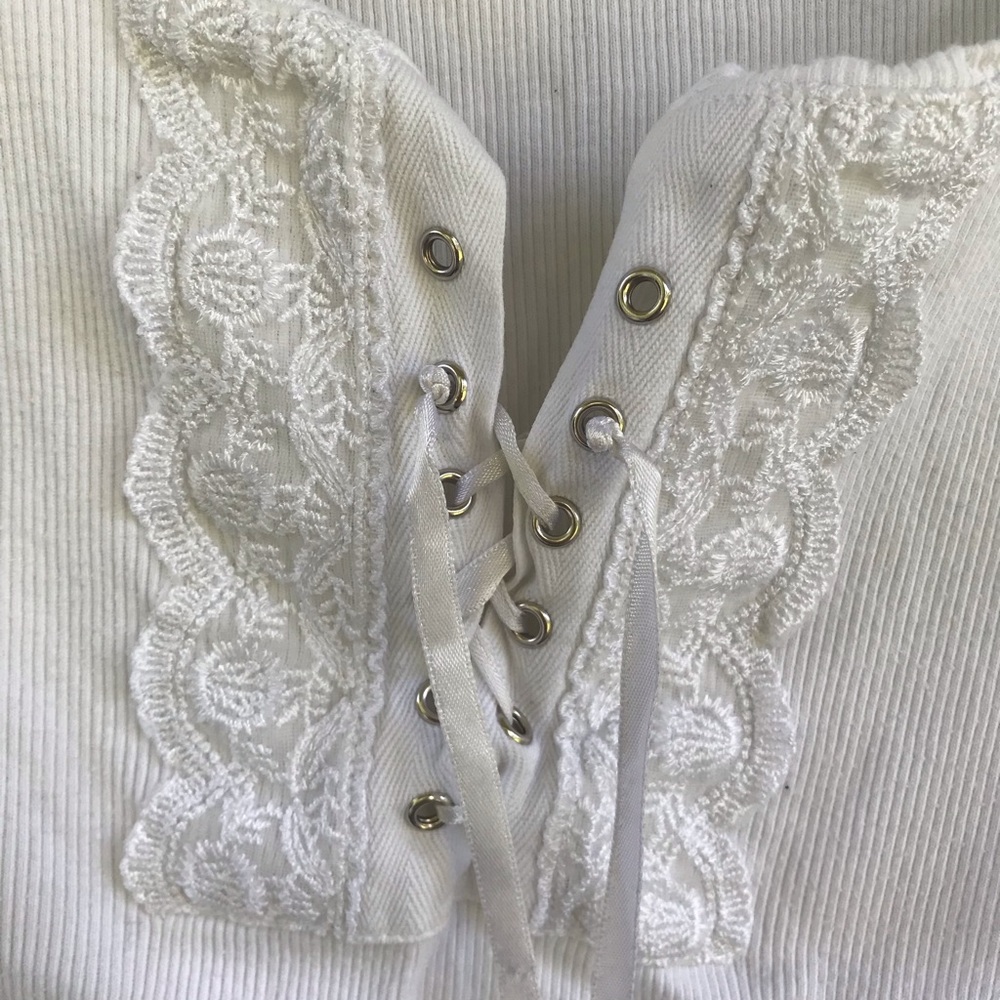 VGUC B Moss lace accented lace up white tank💋